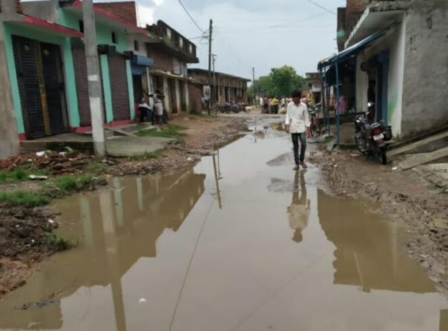  महाराजगंज : नालिन के अभाव में सड़क पर भर रहल ब पानी