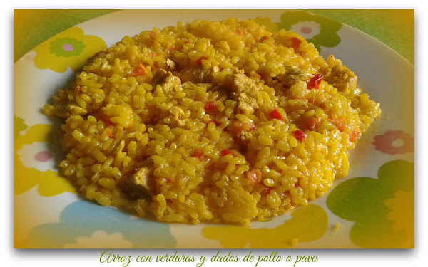 Arroz con verduras y dados de pollo o pavo