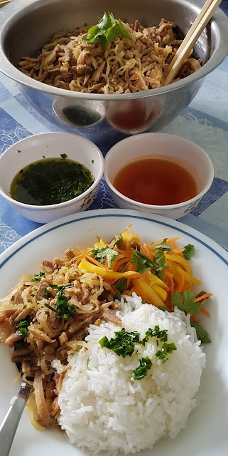 Porc rôti et couenne de porc,à la vietnamienne " Cơm bì";Porc rôti et couenne de porc,à la vietnamienne " Cơm bì"