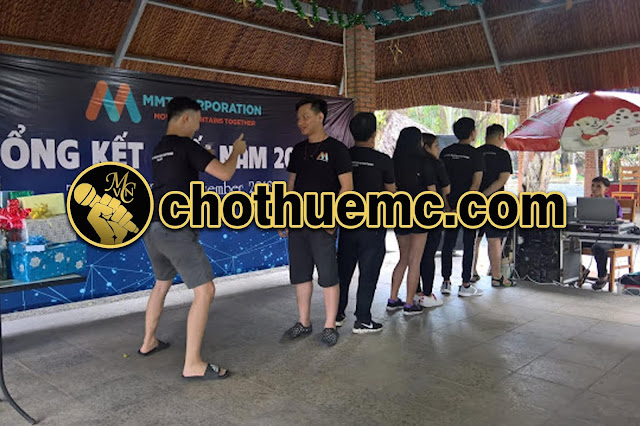 Mc quản trò tổ chức mini game trong tiệc tất niên