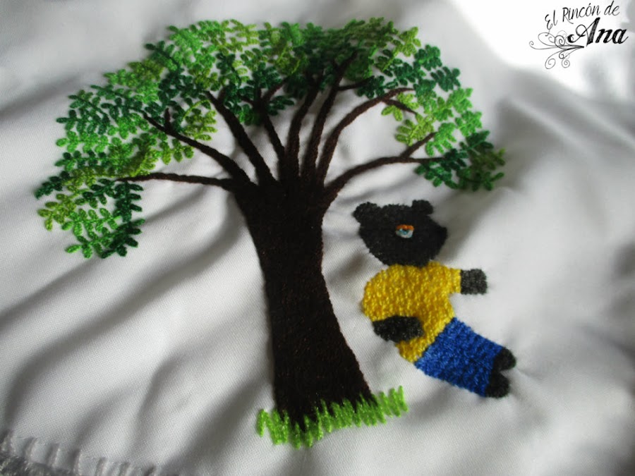 Orilla tejida con ganchillo en forma de oso. 