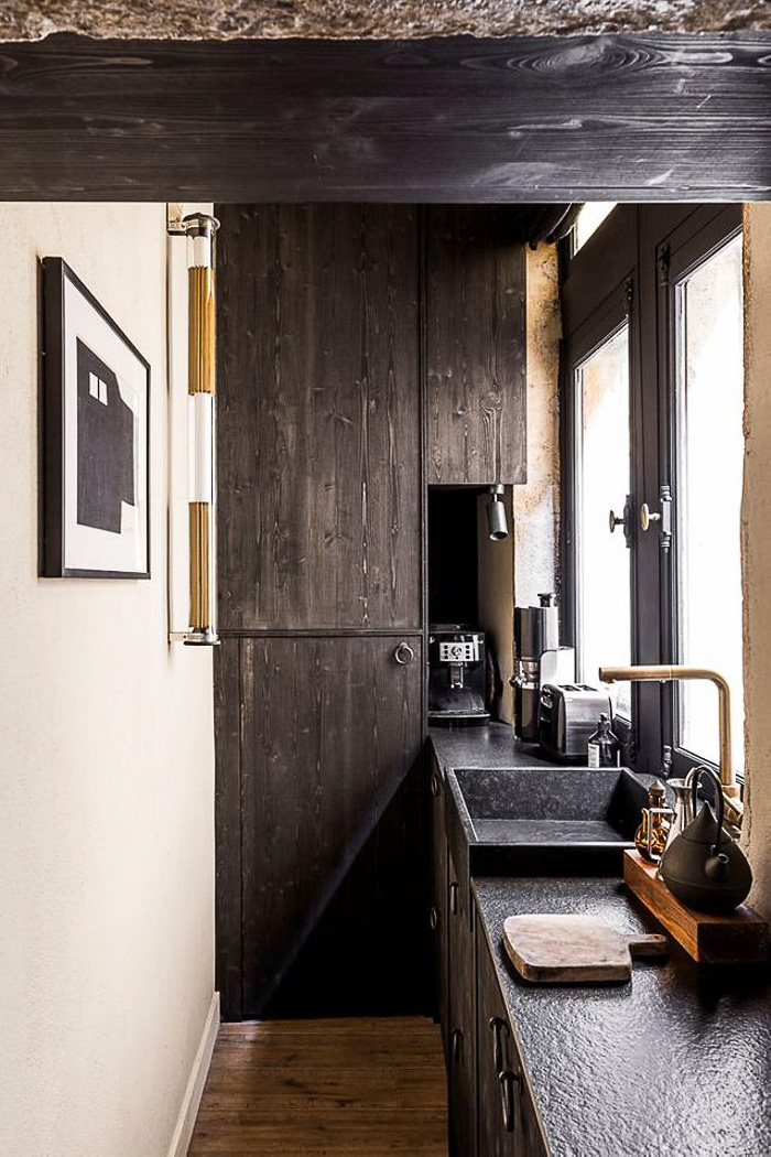 Modernia, tummaa ja rustiikkia