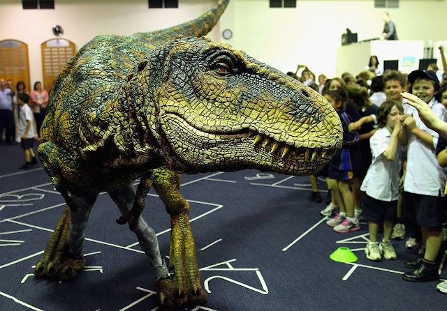 Персонаж фильма "Прогулки с динозаврами" встречается с детьми в Мельбурне. Хорошенький какой, да?