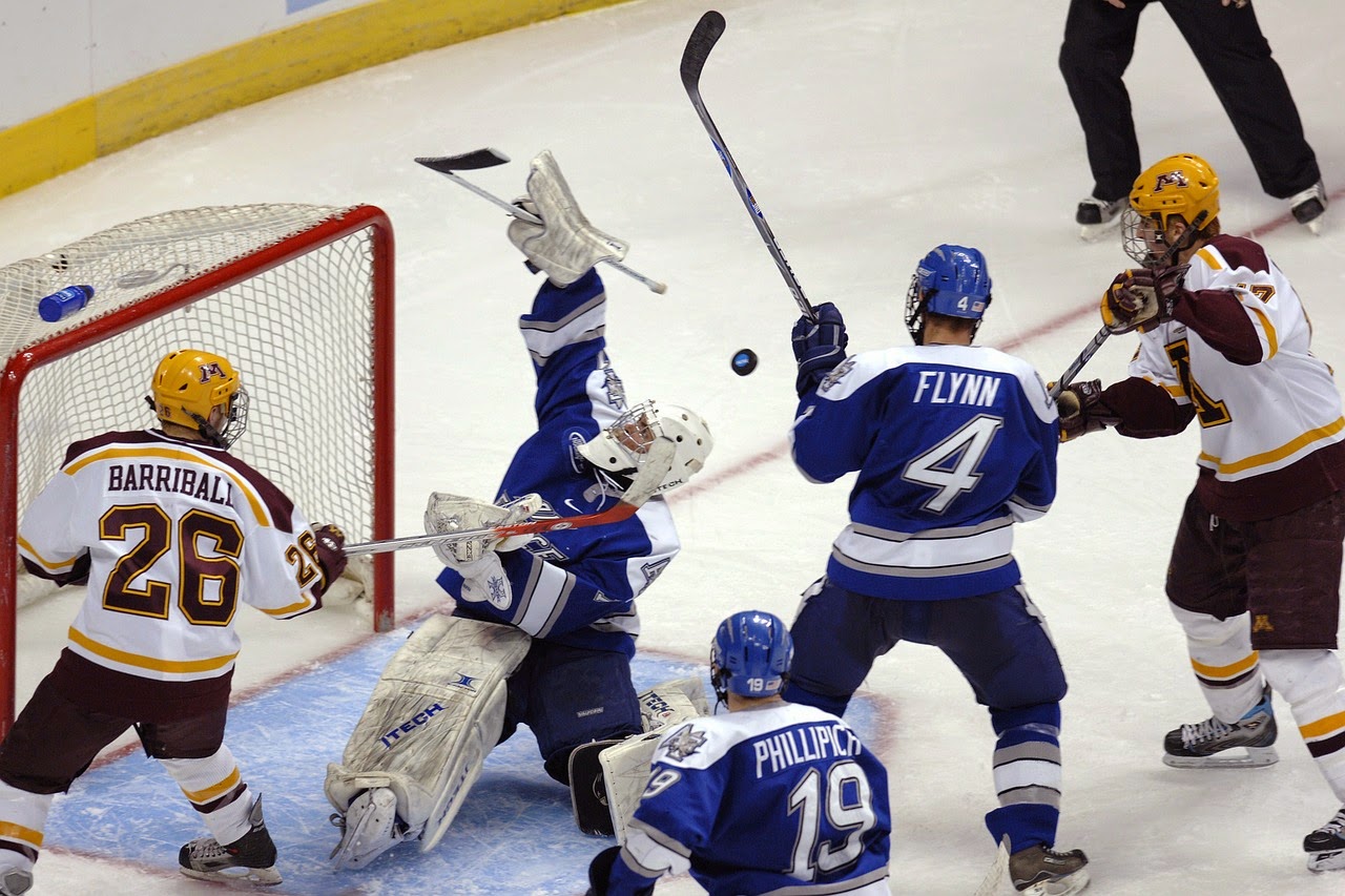 How do icehockey players make decisions? Decisionmaking in an instant and tactically