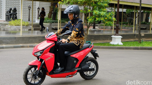 Pemenang Lelang Motor Gesits Jokowi Senilai Rp 2,5 Miliar Ditangkap Polisi Pemenang Lelang Motor Gesits Jokowi Senilai Rp 2,5 Miliar Ditangkap Polisi