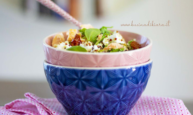 Insalata di quinoa con feta e salmone affumicato Insalata di quinoa con feta e salmone affumicato