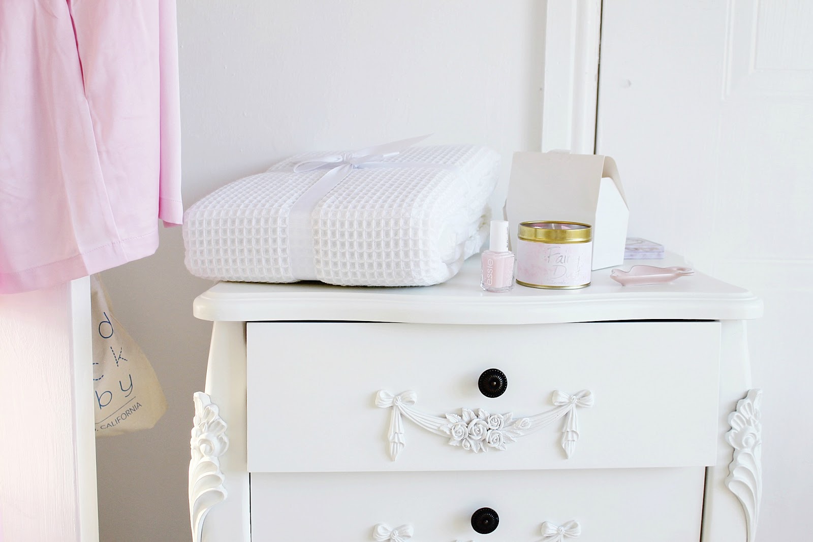 Marie Antoinette blog beauty routine. Vintage girly aesthetic.