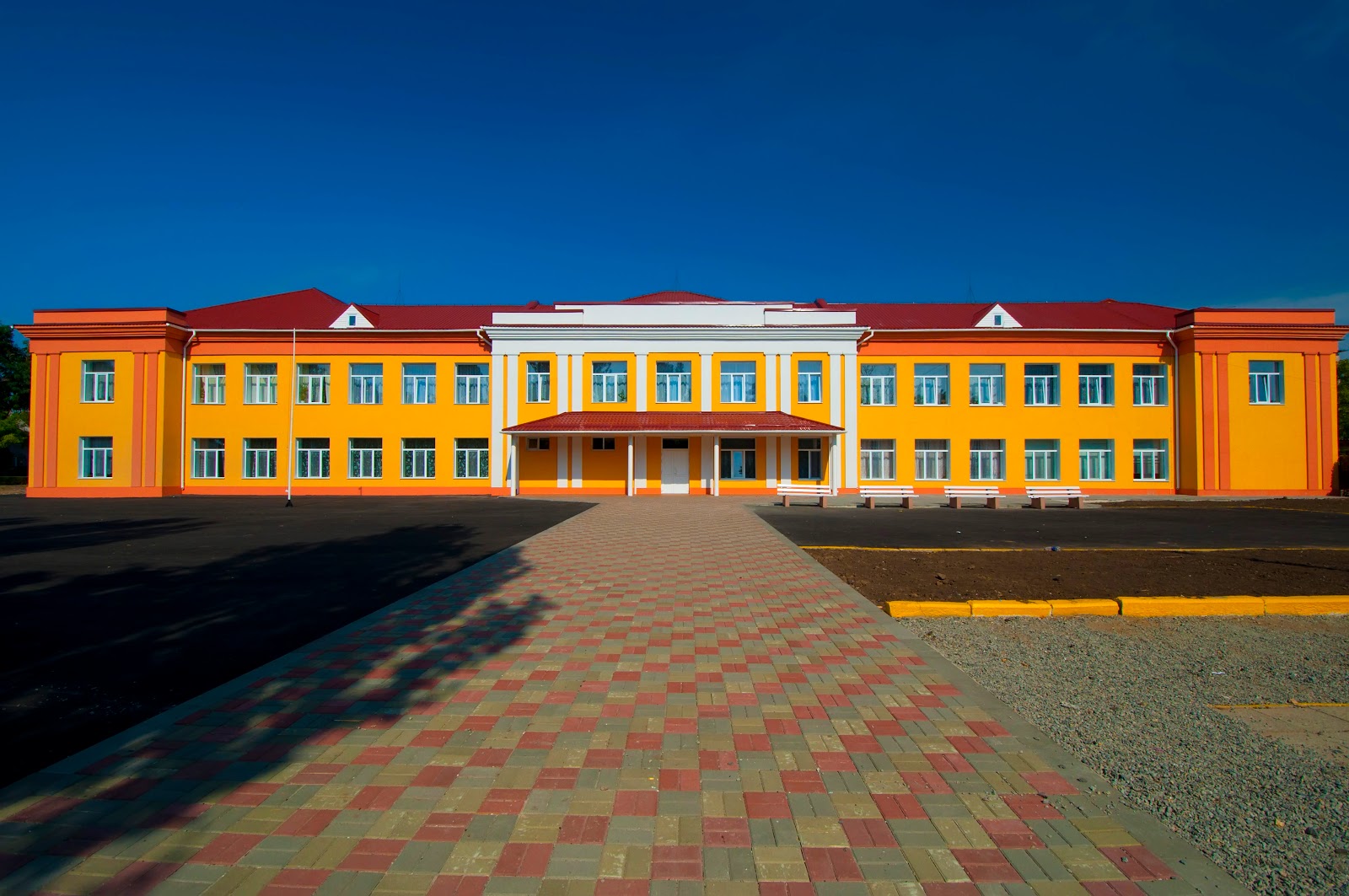 Фотография школы дома. Фасад школы. Здание школы. Красивый фасад школы. Фасад здания школы.