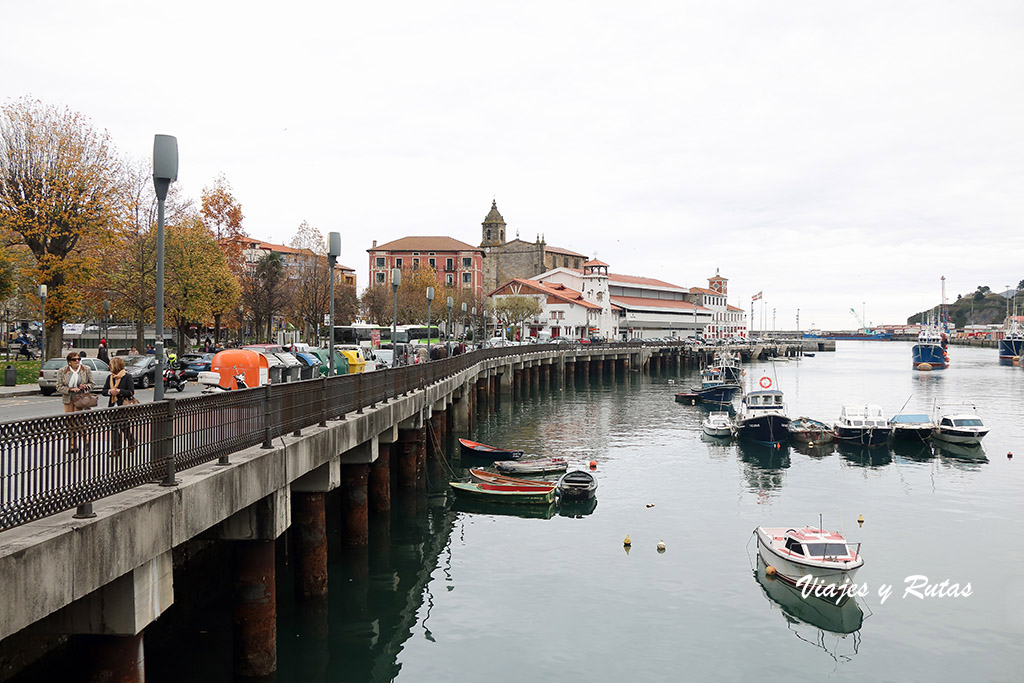 Paseo del Puerto junto al Parque Lamera de Bermeo