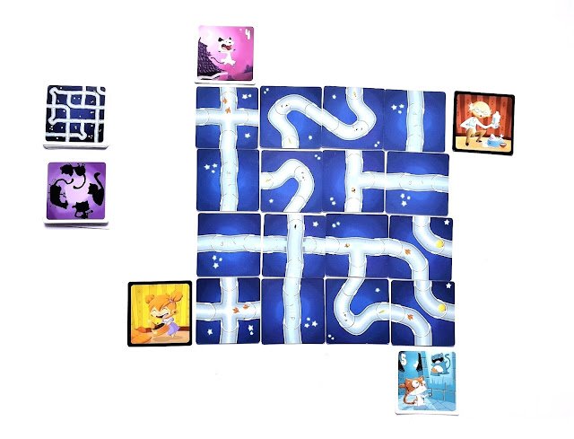 kotobirynt recenzja, na zdjęciu karty rozłożone na stole i gotowe do gry w wariancie łatwym 3x3