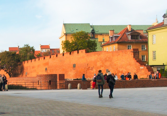 mur, Warszawa, rynek