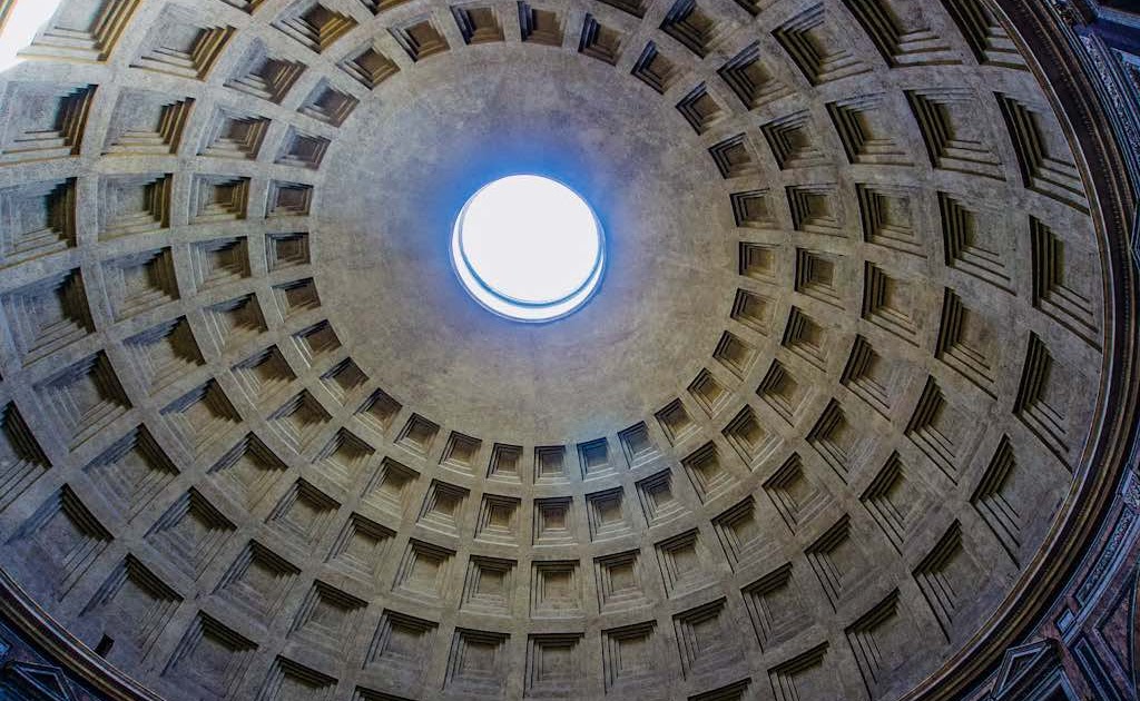 Does it rain in the Pantheon Rome?