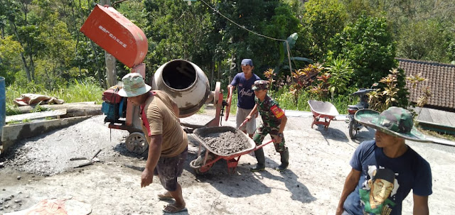 KodimKaranganyar - Bentuk Kepedulian Babinsa Gerdu Bantu Warga Yang Sedang Gotong Royong Bangun Talud