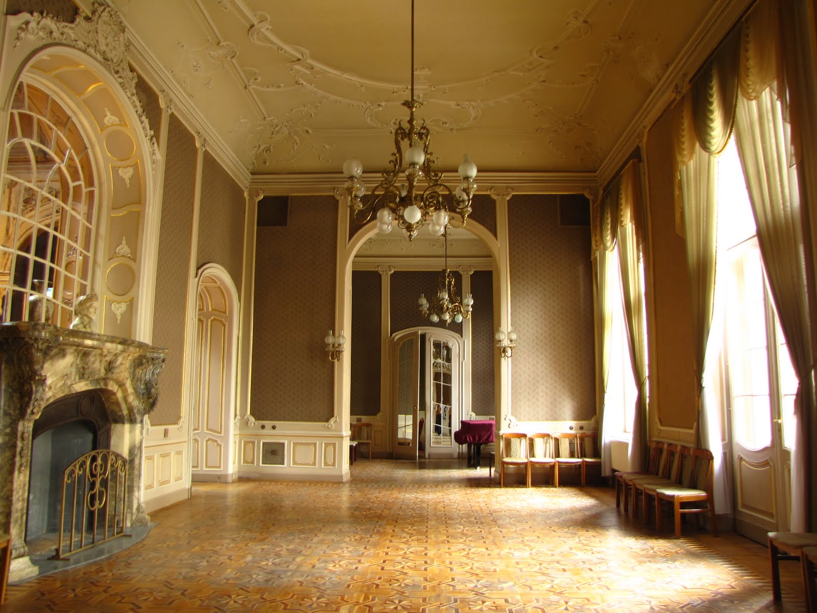 олд мэнор хаус англия интерьер. поместье малфой мэнор. сайон-хаус в лондоне. аниме тёмный дворецкий поместье коридор. заброшенный особняк штиглица.