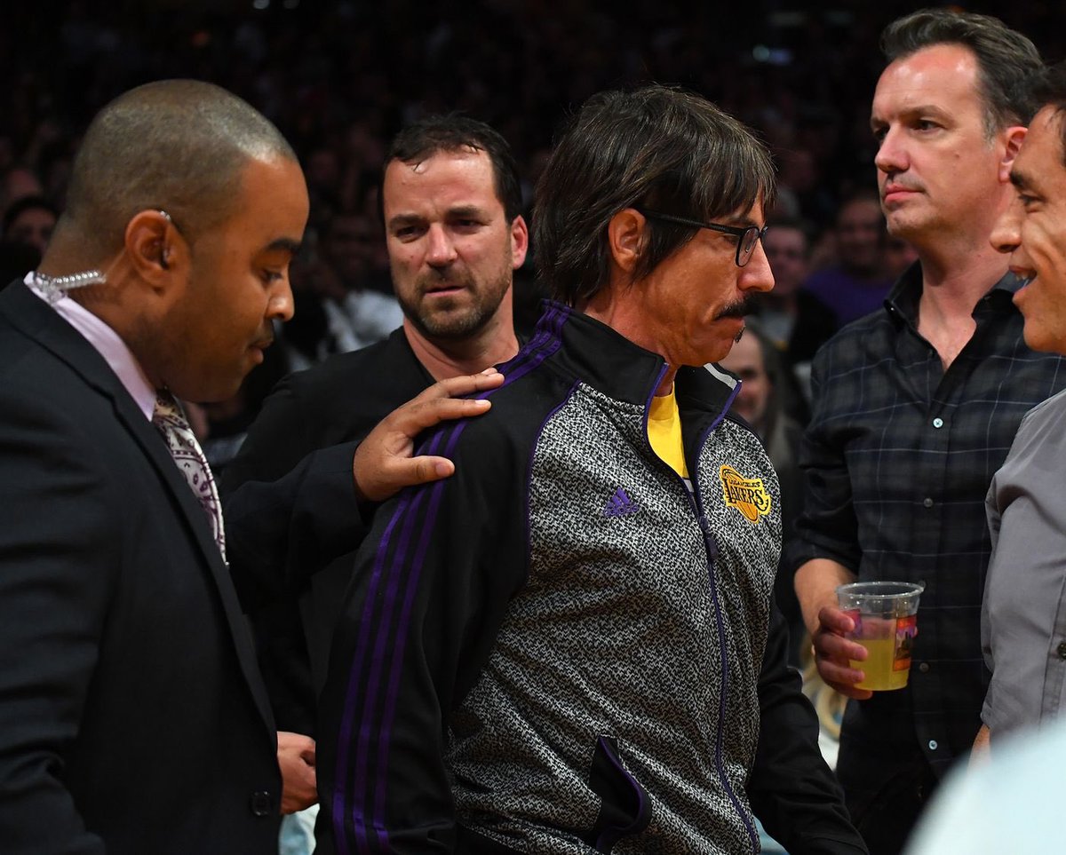 El vocalista de Red Hot Chili Peppers Anthony Kiedis fue expulsado de juego de los Lakers