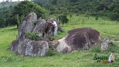 Bizzarri fazendo o que gosta, garimpando pedras na pedreira. Na foto, a pedido de um paisagista, escolhendo pedras para paisagismo com pedras, sendo pedras do tipo naturais para ponte de pedra, banco de pedra, escultura de pedra e lagos com pedras.