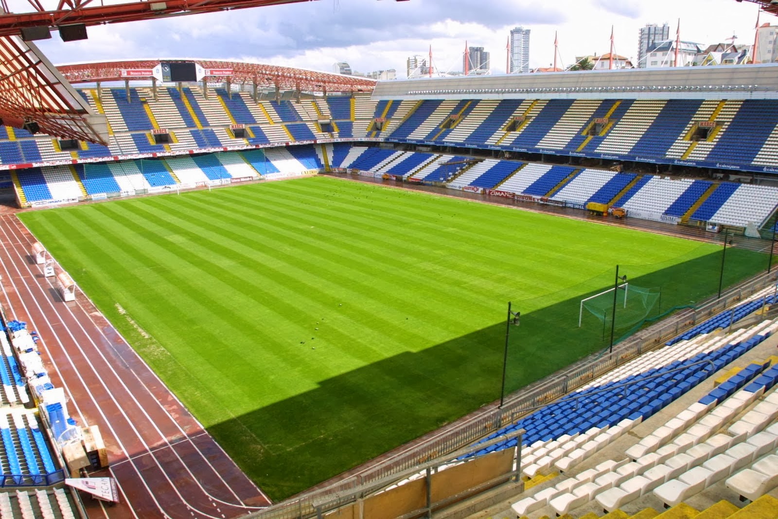 Стадионы ру. Стадион Риасор ла Корунья. Стадион Депортиво ла Корунья. Ипуруа стадион Испания. Стадион ла-Корунья Испания.