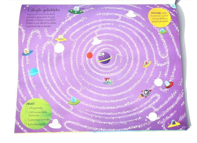 na zdjęciu fioletowy labirynt przypominający drogę mleczną