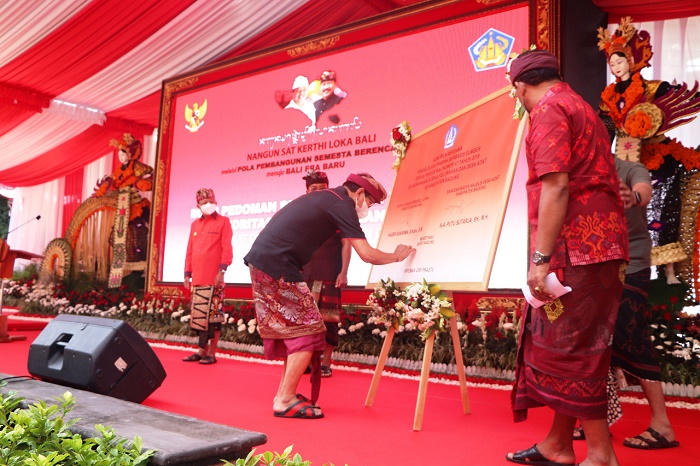 Penanganan Sampah Berbasis Sumber, Gubernur Bali Bersama Wabup Badung Teken MoU