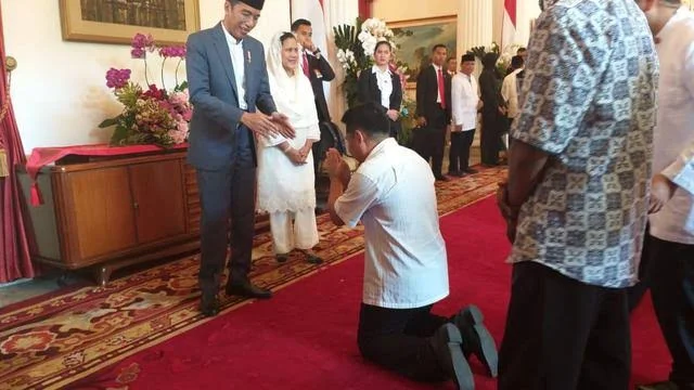 Jokowi-Minta-Kritik-Santun-Beredar-Foto-Seseorang-Bersujud-Depan-Presiden-Netizen-Begini-Standar-Santunnya