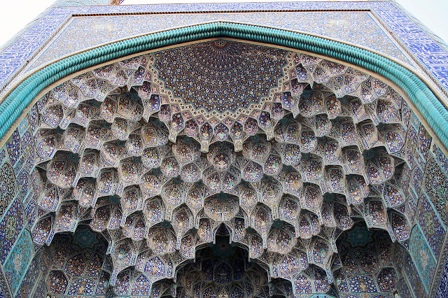 Декоративные своды мукарнас у входа айвана в шахскую мечеть в Исфахане, Иран