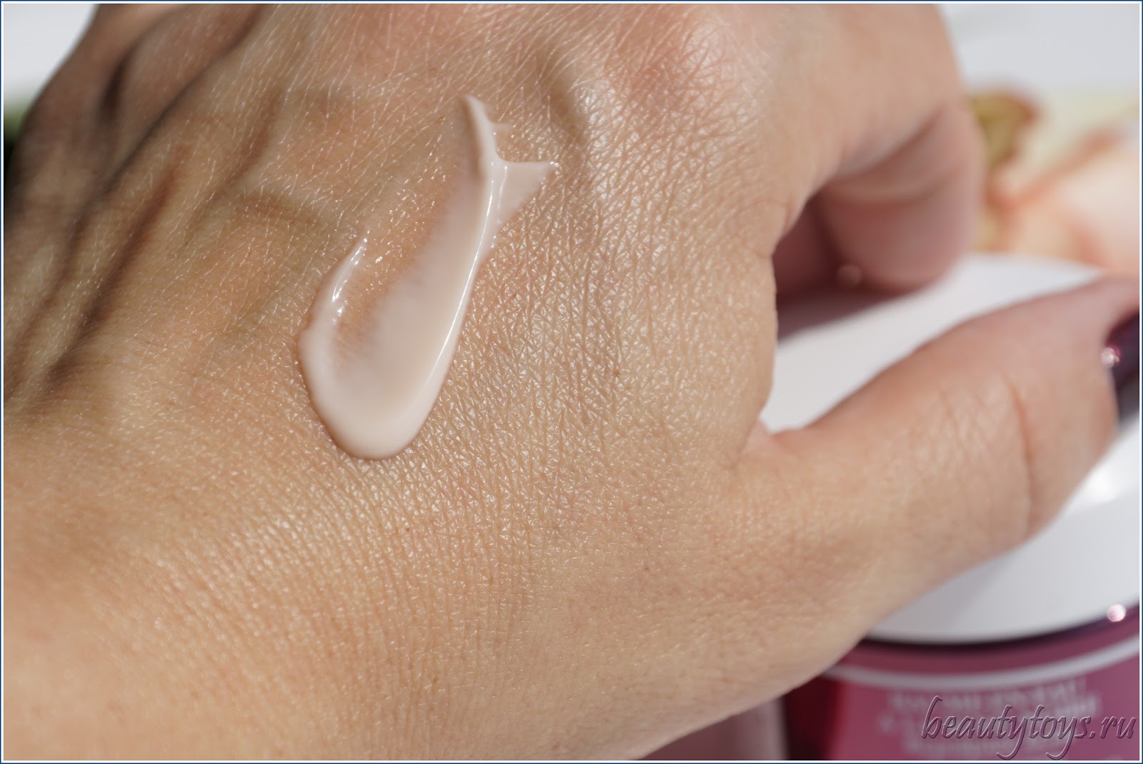 Sisley Black Rose Skin Infusion Cream. Крем впитывается в кожу. V Rising кожа. Впитывание крема в кожу картинки фото.