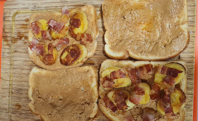 Montando los sándwiches de plátano, bacón y crema de cacahuete