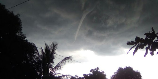 Doa Ketika Hujan Angin Disertai Petir Menyambar Lengkap Arab Latin Doa Ketika Hujan Angin Disertai Petir Menyambar Lengkap Arab Latin