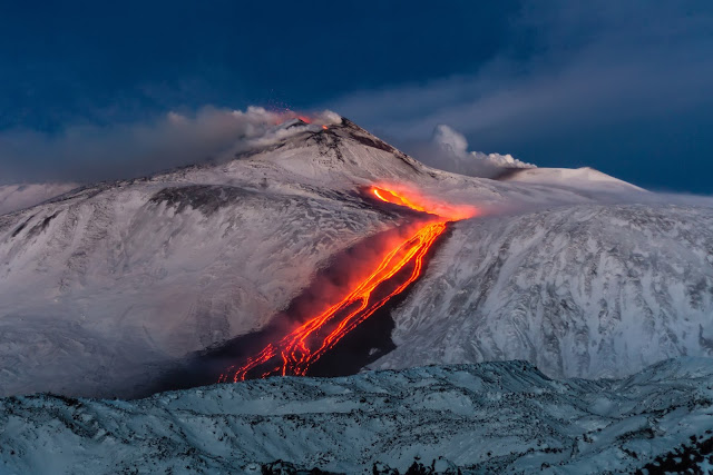Этна — старый действующий вулкан, расположенный в Сицилии на восточном побережье, неподалеку от Катании и Мессины.