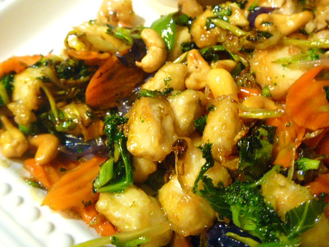Chicken Teriyaki Stir Fry made with Taylor Farms new stir fry kit.  They take do all the washing and chopping prep work for you to make a meal in 20 minutes or less! - Slice of Southern