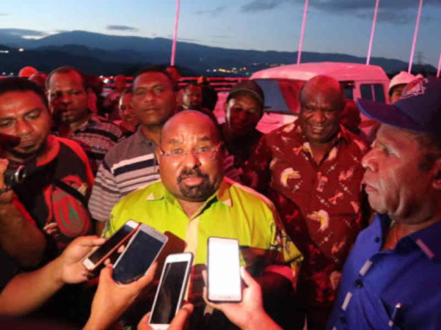 Lukas Enembe Larang Pemkot Jayapura Pungut Pajak Jika Tak Tuntas Hak Ulayat Lukas Enembe Larang Pemkot Jayapura Pungut Pajak Jika Tak Tuntas Hak Ulayat