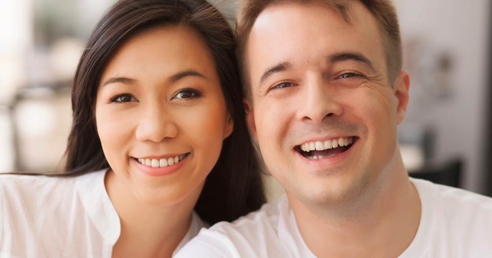 Молодежь смеется. They looked at and laughed. Пара смеется. They looked at and laughed. They looked at and laughed.