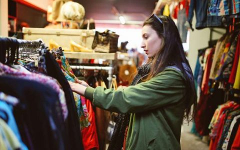 4 Cara Sebelum Membeli Pakaian yang Harus Kamu Tau