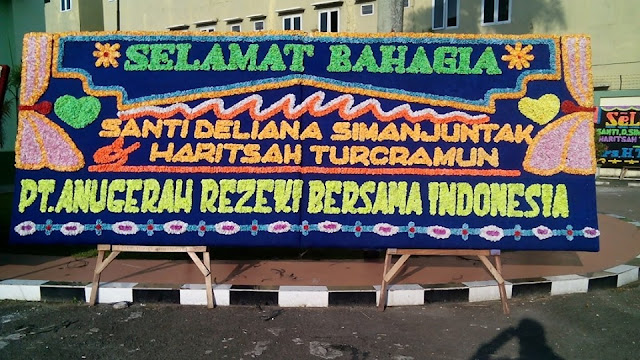 Pesta dan Kepalsuan Kembang