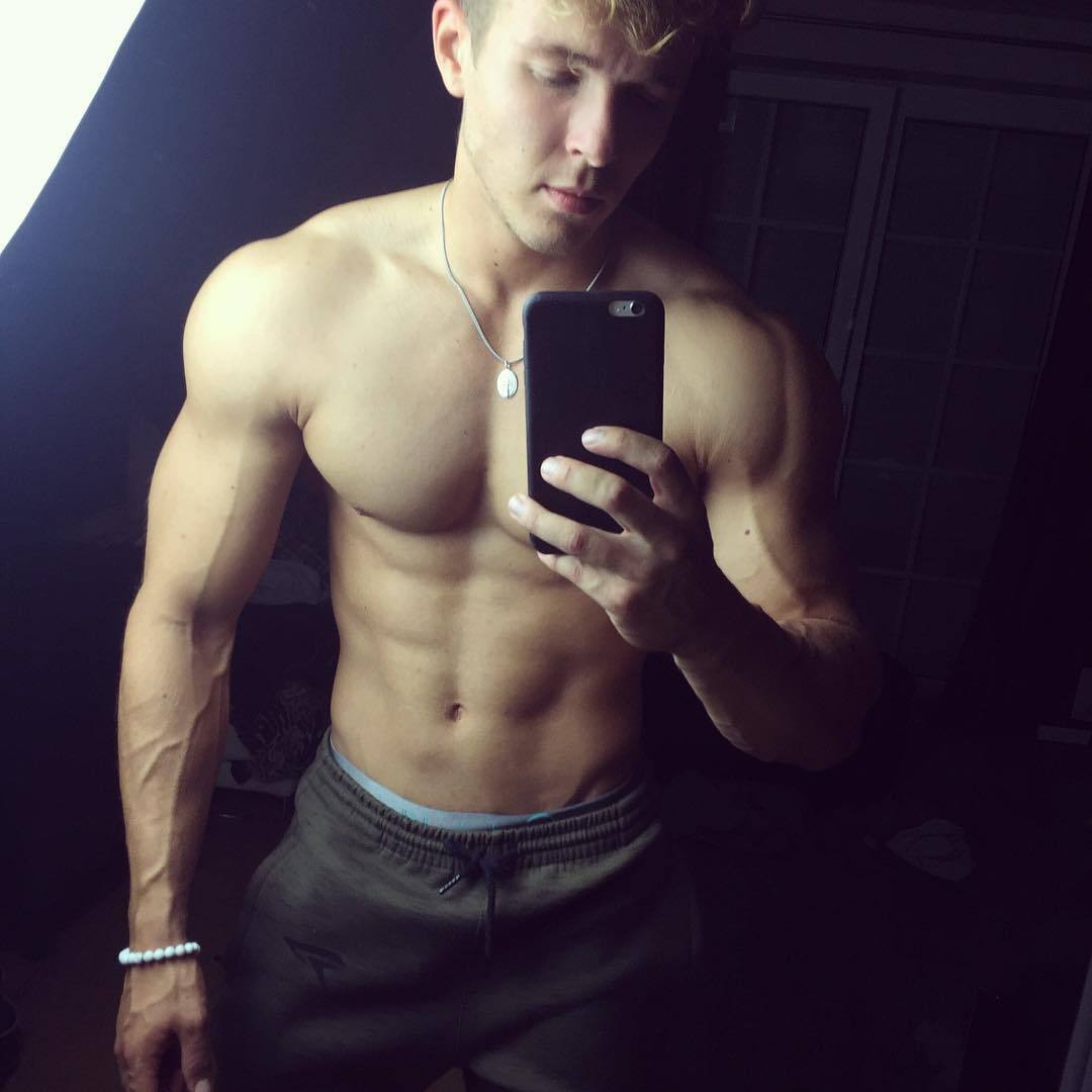 fit-muscular-young-guys-joe-dahler-shirtless-beefy-teen-hunks-selfies