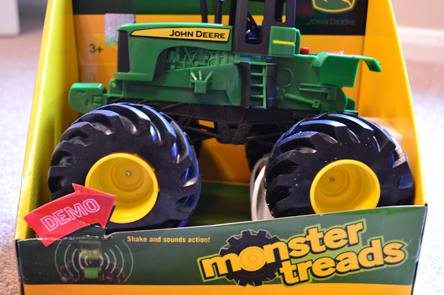 TOMY - John Deere Monster Treads Shake and Sounds Tractor