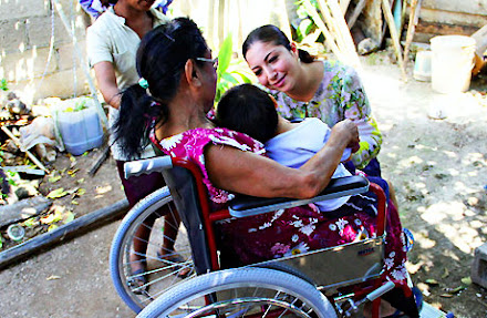 DIF Othón P. Blanco entrega sillas de ruedas a personas de escasos recursos