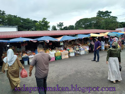 sebelah luar Padang Waremart pun banyak lagi gerai yang ada sebelah luar Padang Waremart pun banyak lagi gerai yang ada