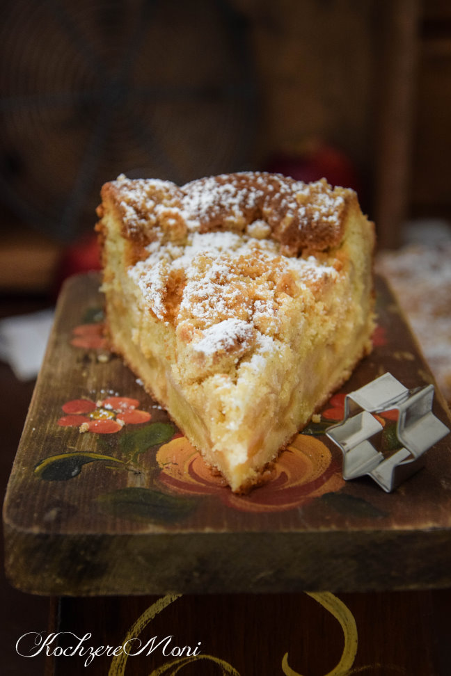 KochzereMoni: Saftiger Apfel Mandel Kuchen mit Lebkuchenstreuseln
