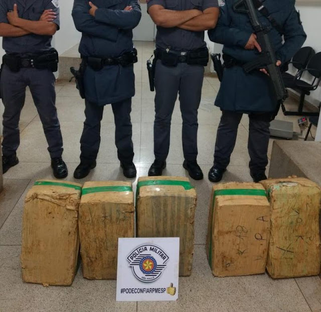Polícia Militar intercepta transporte de 93 kg de maconha armazenada em fardos