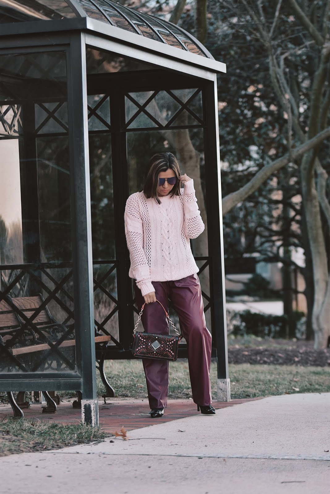 Outfit Combinando Los Colores Rosa y Vino-dcblogger-streetstyle-pantone-color of the winter-winterstyle-fake leather pants-sheingals-modaelsalvador-
