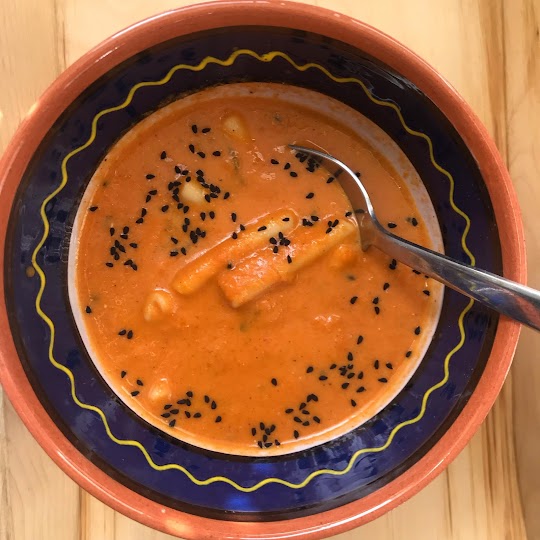 Pikantna zupa pomidorowa z makaronem cieciorkowym