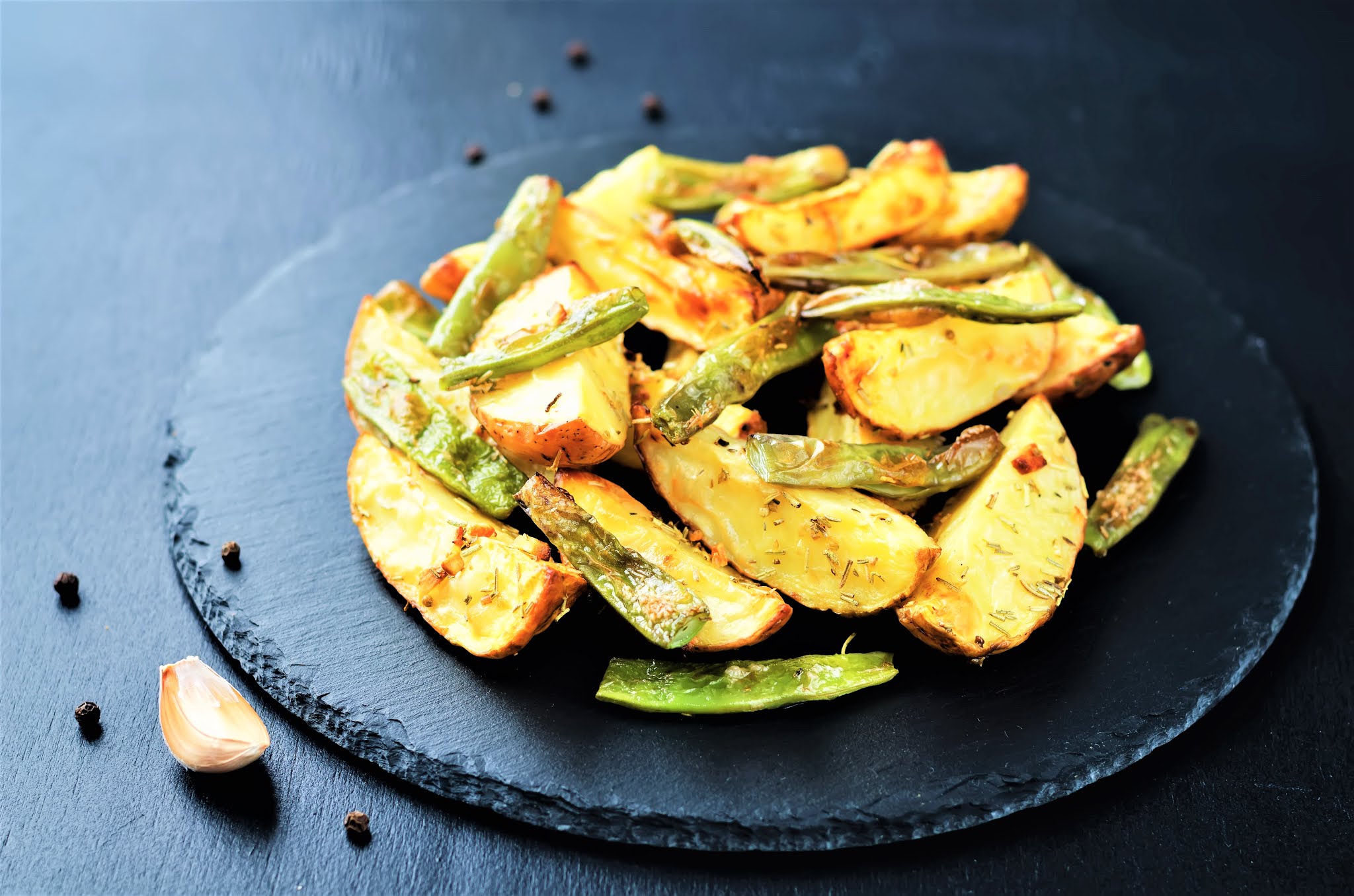 овощное карри с стручковая фасоль. спаржа с картошкой. картофель с стручковой фасолью. картофель жареный фасолью. картофель жареный фасолью.