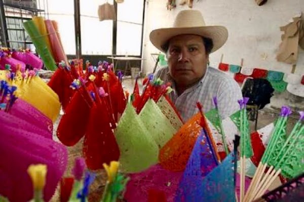 Don Pedro hace magia con papel, “pica” en él la más bella tradición de México.