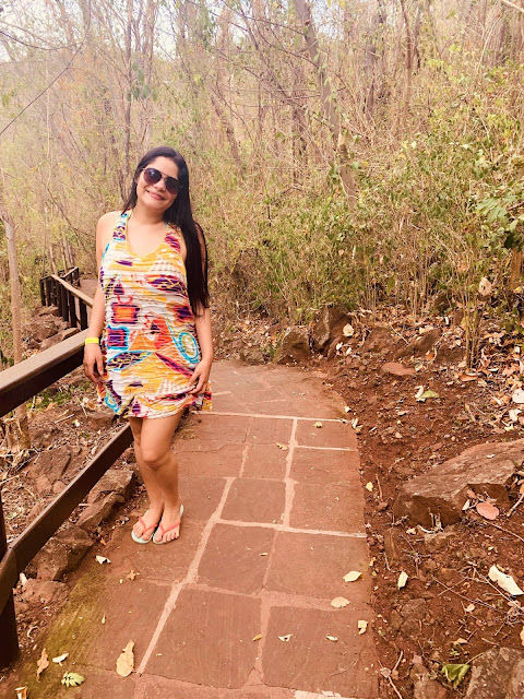 Recanto das Cachoeiras em Brotas mulher morena com saida de banho colorida