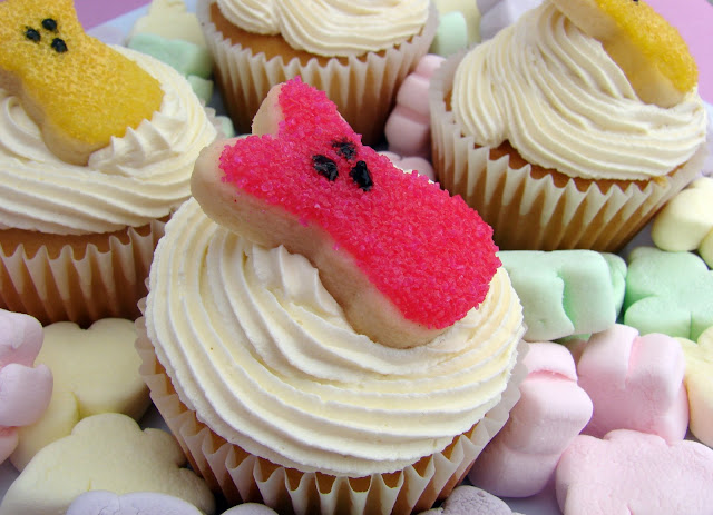 Marshmallow Cupcakes + Marshmallow Frosting #recipe from @katrinaskitchen