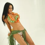 Andrea Rincon, Selena Spice Galeria 13: Hawaiana Camiseta Amarilla Foto 107