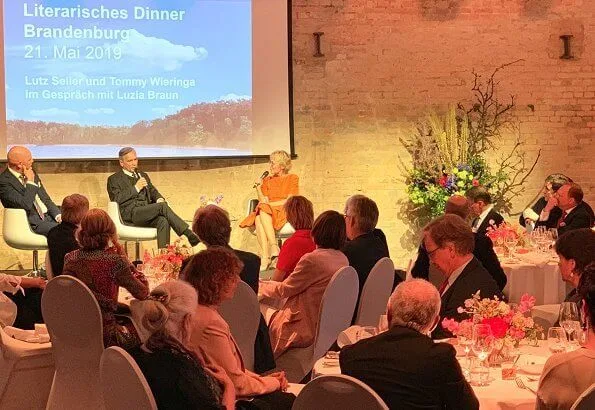 Queen Maxima wore Saloni Isa ruffle dress. Lendelhaus & Historische Saftfabrik Werder in Potsdam, Brandenburg