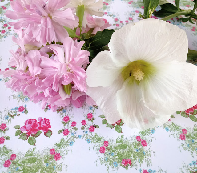 Diseño floral con malva real y flores naturales de color rosa