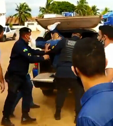 Médico transtornado destrói carro da esposa e resiste a prisão em Porto Velho